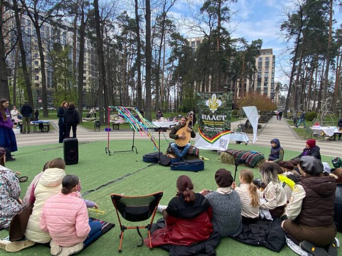 Гаражний розпродаж: як пластуни з Бучі та Ірпеня збирали кошти для дитячих таборів