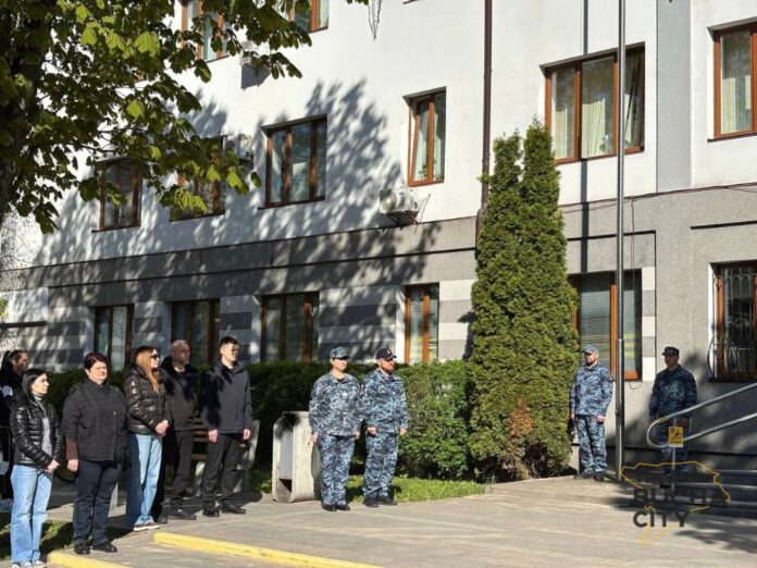 У Бучі біля будівлі міськради підняли прапор Військово-Морських Збройних сил України