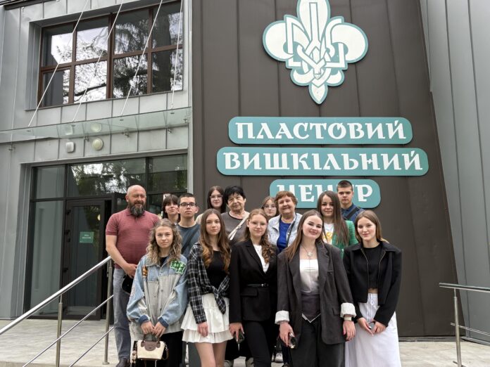 «Міст поколінь»: у Бучі говорили про взаєморозуміння між молоддю та старшими