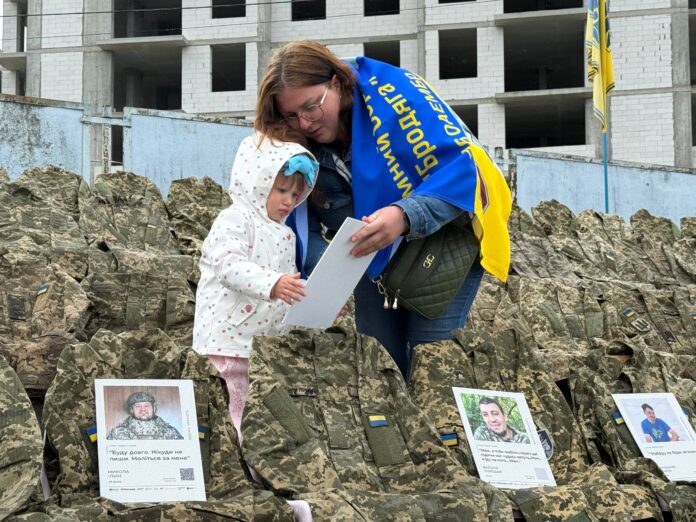  «Вони не зникли з нашого життя. Ми чекаємо. І ми діємо»: у Бучі відбулася адвокаційна акція «Голоси тиші»