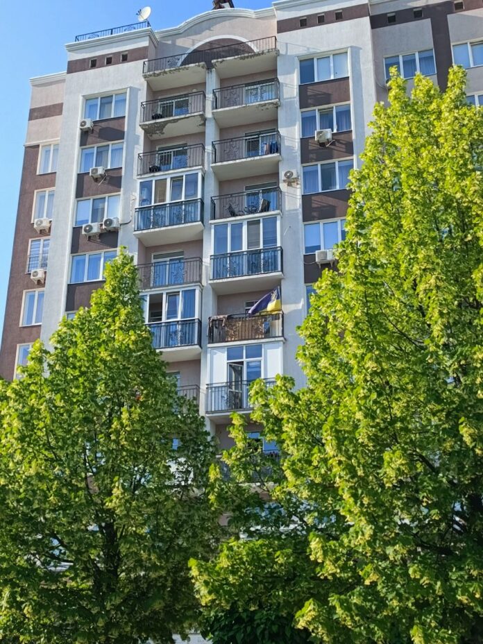 Посилять контроль та зачинять дахи будинків у ЖК «Центральний» у Бучі