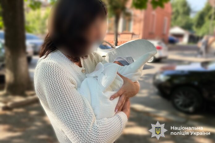 Жителька Київщини за 20 000 доларів продала новонародженого сина: її затримали на Прикарпатті