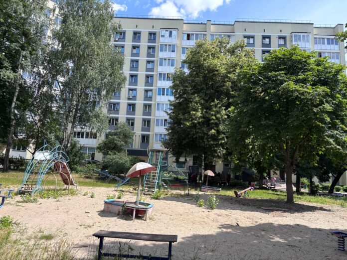 Ремонт, що затягнувся: відновлення будинку на Захисників України, 101 у Бучі триває четвертий рік