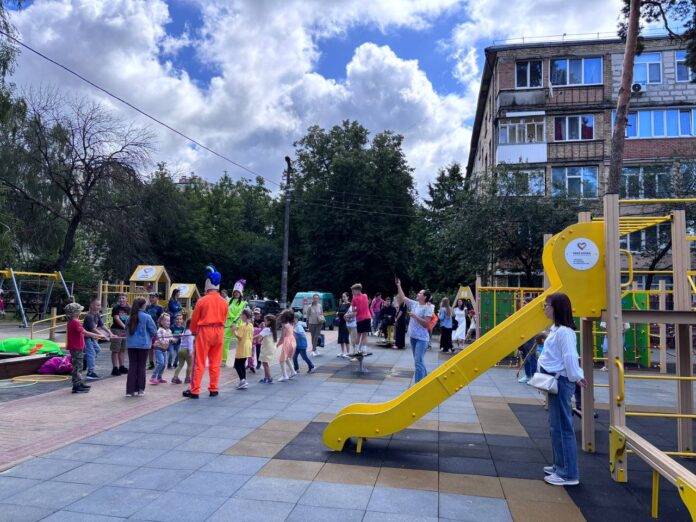 У Бучі офіційно відкрили новий дитячий майданчик