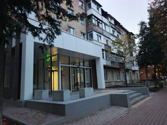 У Бучі оновлюють консультативно-діагностичний центр: що вже змінилося та які роботи ще попереду